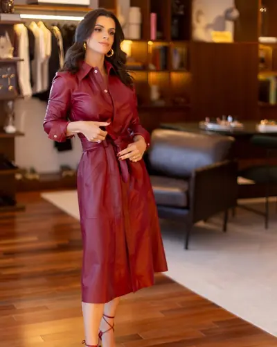 Mel Galhardo de vestido vinho, entre as araras do closet